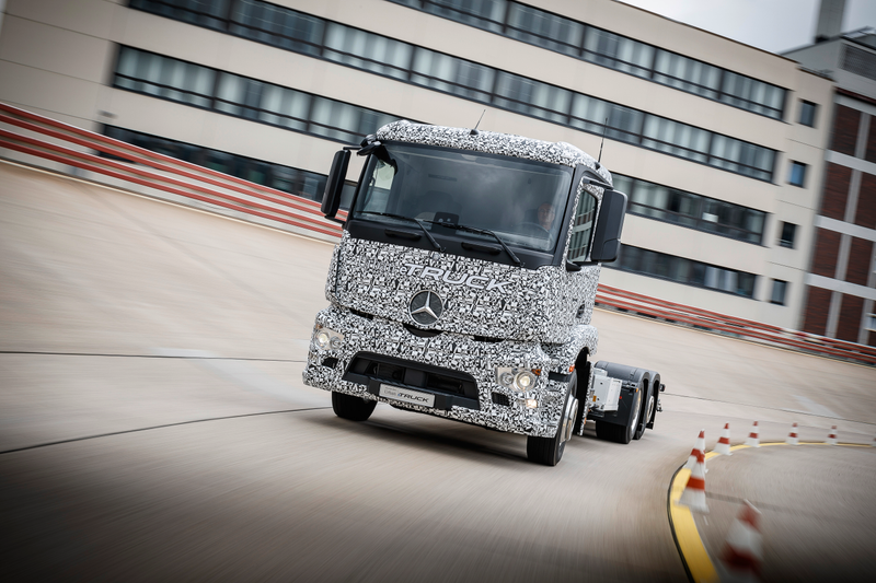 Illustration for article titled The First Electric Big Rig Is A 26-Ton Hauler From Mercedes With Zero Emissions